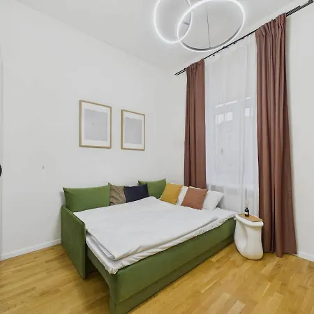 Апартаменти Vibrant Centre - Near Station *